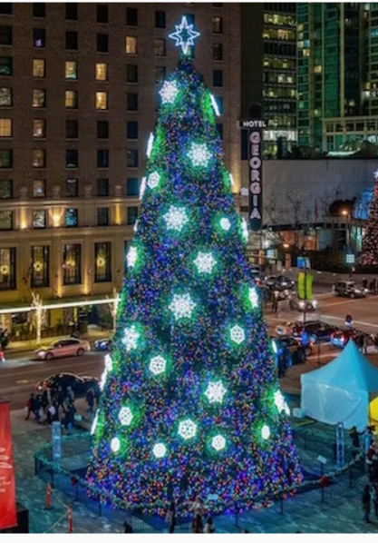 Referencia del árbol multicolor con copos proporcionada por el usuario